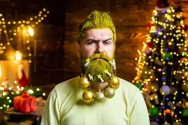 Julförberedelser - Santa firar nyår. Tomten önskar god jul. Santa far med vitt skägg poserar på julen trä bakgrund. — Stockfoto