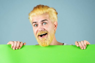 Mutlu Adam beyaz tahtayı gösteriyor. Reklamcılık. İzole edilmiş insan portresi. Mutlu orta yaşlı adam boş kağıt sunuyor..