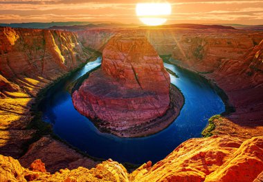 Grand Canyon Ulusal Parkı 'ndaki Horseshoe Virajında gün doğumu. Colorado Nehri 'ndeki Horseshoe Bend. Colorado Nehri 'ndeki Horseshoe Bend' in harika manzarası Glen Canyon Arizona USA.