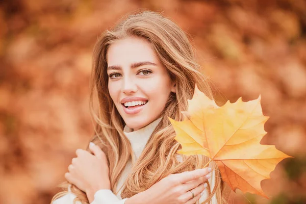 Mulher rindo no parque de outono. Menina encaracolado Carefree bonita na moda moda roupa sorrindo desfrutar de descanso. Retrato louro engraçado no parque, conceito de queda. Queda ao ar livre . — Fotografia de Stock