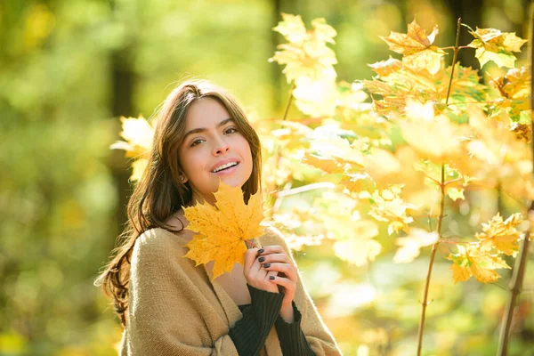 Retrato de otoño de moda de mujer con estilo, posando en el parque. — Foto de Stock