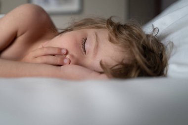 Küçük şirin çocuklar uyuyor. İyi geceler..