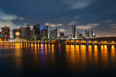 Bayside Miami Şehir Merkezi MacArthur Geçidi, Venedik Geçidi 'nden. Miami silüeti.