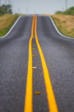 Boş asfalt yol. Boş yolu olan panoramik siluet. Asfalt dokusu, yol arkaplanı.