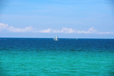 Gökyüzü ve deniz. Cennet kumsalı. Seyahat geçmişi. Deniz manzarası.