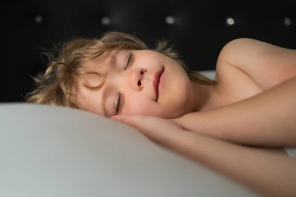 笑着让孩子们睡在床上做个好梦白色枕头。小天使的梦. — 图库照片