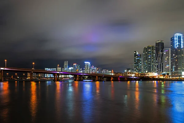 Miami kväll. Bayside Miami Downtown MacArthur Causeway från Venetian Causeway. — Stockfoto