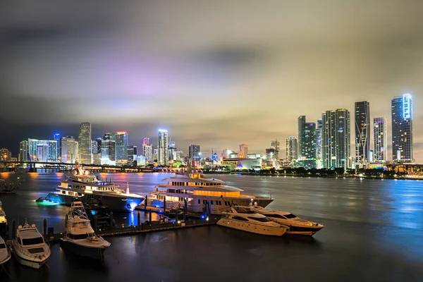 Miami v centru. Krásné barevné město Port Miami Florida, panorama a záliv s nočními mraky. — Stock fotografie