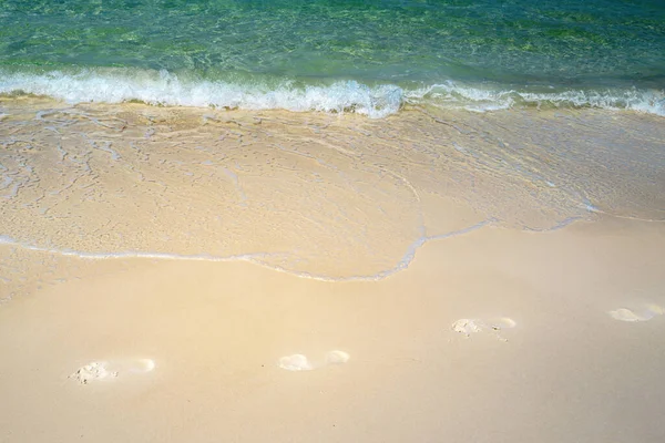 Nádherný tropický plášť. Tropický oceán a pláž. Mořské panorama. — Stock fotografie