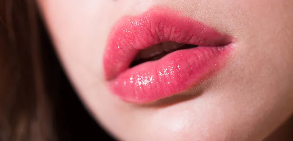Naturliga skönhetsläppar. Kvinnliga läppar med rosa läppstift. Sensuella kvinnor öppnar munnen. Röd läpp med glansigt läppglans. Närbild, makro med vackra munnar. — Stockfoto
