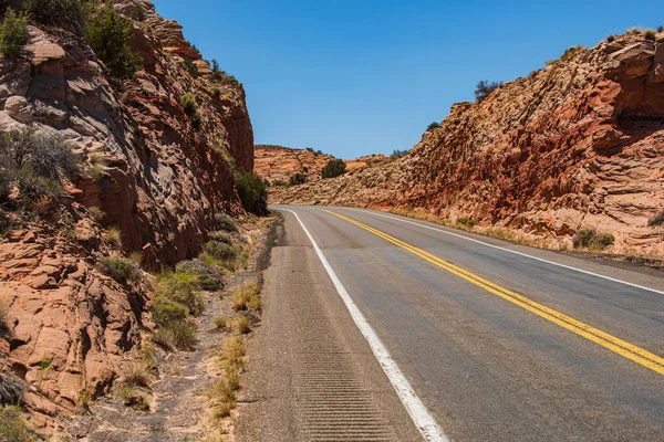 Westliche Landstraße an heißen Sommertagen. Route 66. — Stockfoto