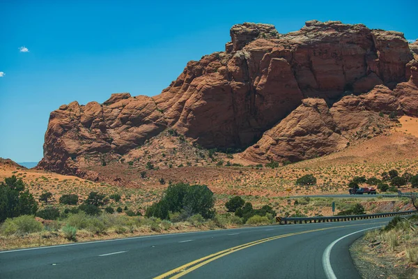 Landschaft mit orangen Felsen. Landschaft mit Felsen, Straße gegen hohe Felsen. Berge. — Stockfoto