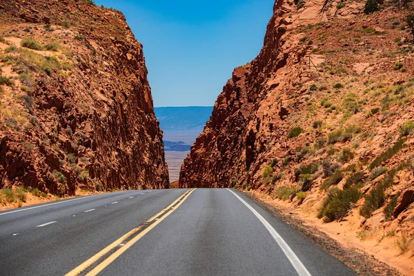 Пустое живописное шоссе в Аризоне, США. Пейзаж с камнями, дорога против высоких скал. горы — стоковое фото