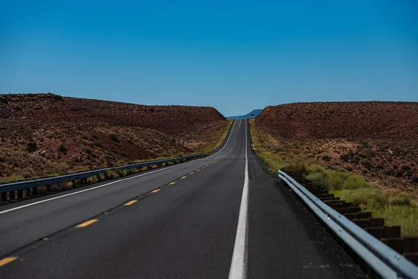 Camino en las montañas, concepto de viaje y viaje por carretera americano. Carretera de asfalto vacía. —  Fotos de Stock