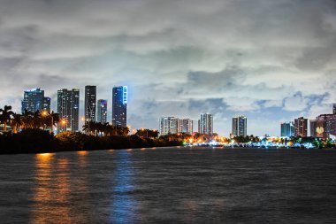 Miami City Skyline Biscayne Körfezi 'nden izlendi. Miami gecesi şehir merkezinde.