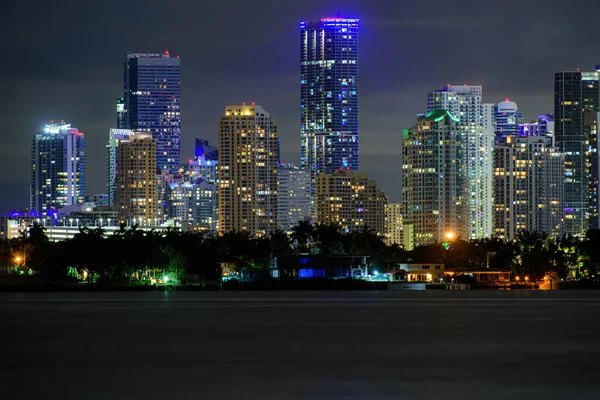 Miami obchodní čtvrti, světla a odrazy nočního města. — Stock fotografie