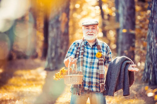 Bearded man in hat on a background of trees. Fashion portrait man. Old aged funny man. Old bearded man with axe. Summer camping. Farmer relax in forest. — Stock Photo, Image