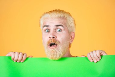 Boş kart tutan heyecanlı adam. Mutlu orta yaşlı adam boş kağıt sunuyor..