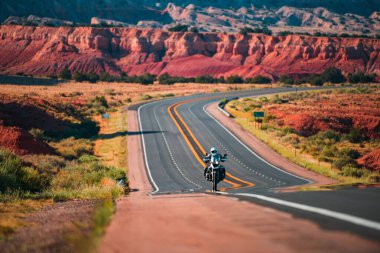 Efsanevi Route 66, Arizona 'da bisiklet sürüyor. Manzaralı bir yolun panoramik resmi, ABD.