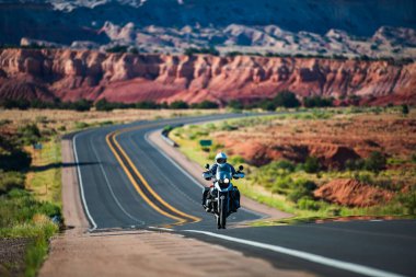 Manzaralı bir yolda motosikletli. Harika Amerikan tarzı..