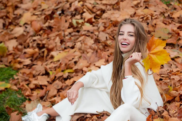 Jesienna moda. Młoda stylowa hipsterka w nowoczesnej sukience w miejskim parku uśmiechnięta szczęśliwa. Biała modelka. Moda jesienna. — Zdjęcie stockowe