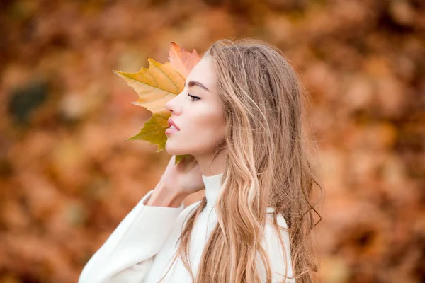Autumn beauty. Woman fashion wodel with fall maple leaf outdoors. — Stock Photo, Image