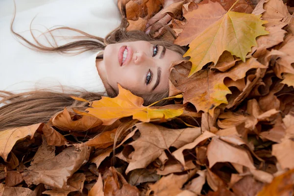 가을, 아름다운 소녀 단풍나무와 노란 잎 속에 누워 있다. — 스톡 사진