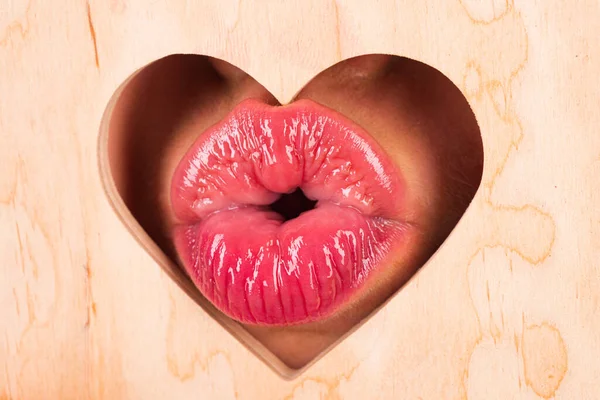 性感女人用亲吻张开嘴。红唇和光滑的唇彩亲吻。舌头和性感。近点,宏观与美丽的嘴.性感的吻，一个年轻女人性感的唇. — 图库照片