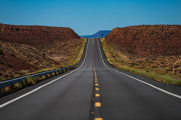 Viaje por carretera americano. skyline panorámico con camino vacío. —  Fotos de Stock