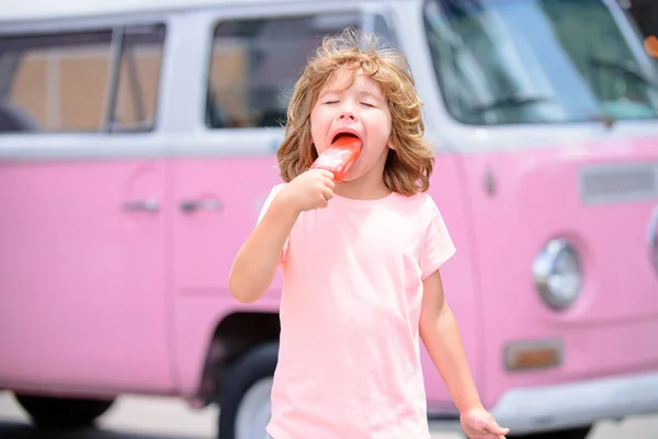 Bambino che mangia gelato. Ragazzo con il dolce congelato in mano. Delizioso gelato. — Foto Stock