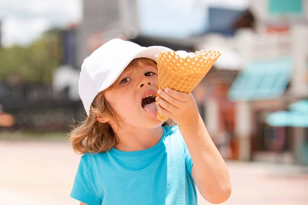 Criança de gelado. Crianças engraçadas comendo sorvete na rua . — Fotografia de Stock
