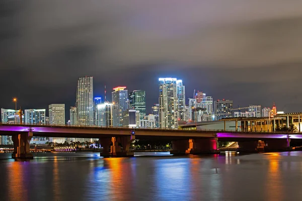 Skyline van miami biscayne bay reflecties, hoge resolutie. Miami nacht in de stad Florida. — Stockfoto