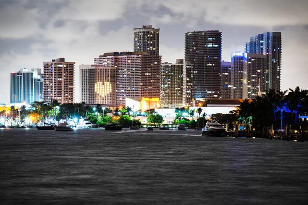 Miami City Skyline a Biscayne öbölből. Miami éjszaka a belvárosban, város Florida. — Stock Fotó