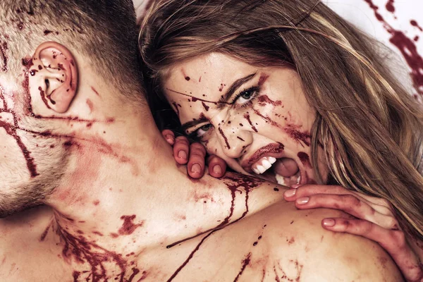 Maldito casal sensual de Halloween apaixonado. Avental de talhante com manchas de sangue. Feliz Halloween sexy . — Fotografia de Stock