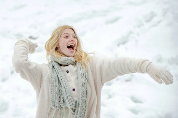 Boldog nő télen tartja hógolyó. Télen. Hógolyó és téli szórakozás. Aranyos játékos fiatal lány szabadban élvezi az első hó. — Stock Fotó