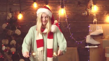 Kutlama için maytap. Yanan Noel parıltısı tutan bir kadın. Bengal ışığıyla yeni yıl arifesini kutlayan kız..