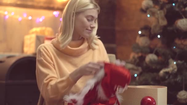 Yeni yıl için hediye iç çamaşırlı bir kadın. Seksi kadın Noel Baba 'dan zarif kırmızı külot. Noel için kadın iç çamaşırı.. — Stok video