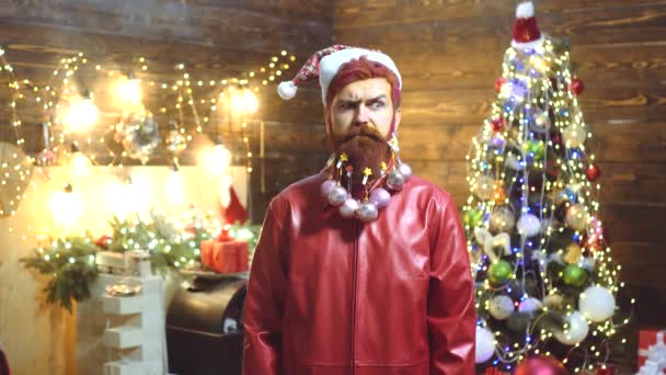 Funny Santa - hipster barbudo. Feliz Claus barbudo moderno. Cara cercana del hombre cómico con barba decorada y santahat. Navidad o Año Nuevo estado de ánimo. Emociones locas. — Vídeo de stock