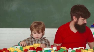 Küçük çocuk müteahhidi. Babasıyla birlikte müstakbel işçi oğlu. Mimarlık ya da inşaat sektöründe geleceğin hayalini kuran bir çocuk. Baba ve çocuk evde birlikte yardım ediyorlar. Çocukluk kavramı.