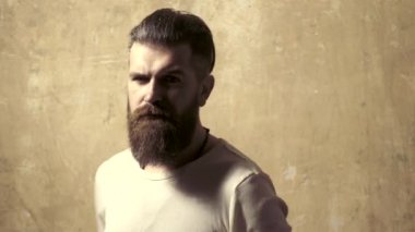Moda adamı görünüşü. Kendine güvenen yakışıklı adam. Aynada poz veren yüksek moda erkek model. Günaydın dostum. Uzun sakallı ve bıyıklı sakallı adam..