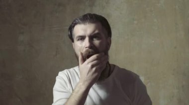 Farklı duygular. Sakallı adam için sabah rutini.