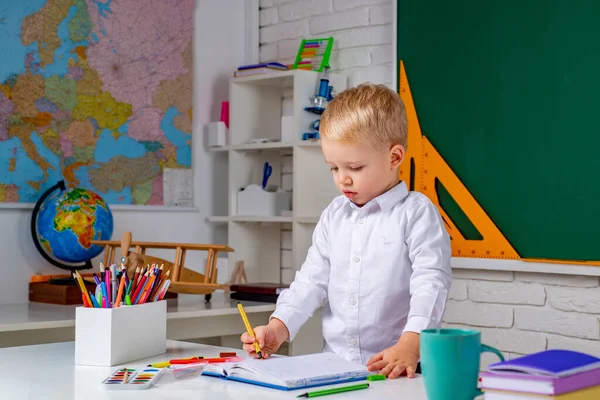 Beetje klaar om te studeren. Kleine kinderen op school. Kindertehuis studeren en thuisonderwijs. — Stockfoto