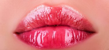 Doğal güzellik dudakları. Pembe rujlu seksi kadın dudakları. Şehvetli kadınlar ağızlarını açar. Parlak rujlu kırmızı dudak. Yaklaş, güzel ağızlı makro. Kız ruju.