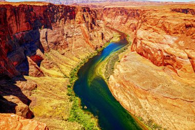Kırmızı kaya kanyonu yolu panoramik manzara. Büyük Kanyon 'daki Colorado Nehri' nin Arizona Horseshoe Bend 'indeki Red Rock Kanyonu' ndaki dağ yolu..