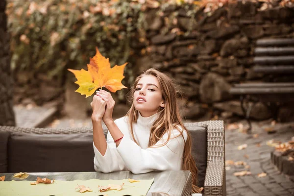Sonbahar doğasının tadını çıkaran güzel bir kadın. Yapraklar düşüyor ve insanlar konsept yapıyor.. — Stok fotoğraf