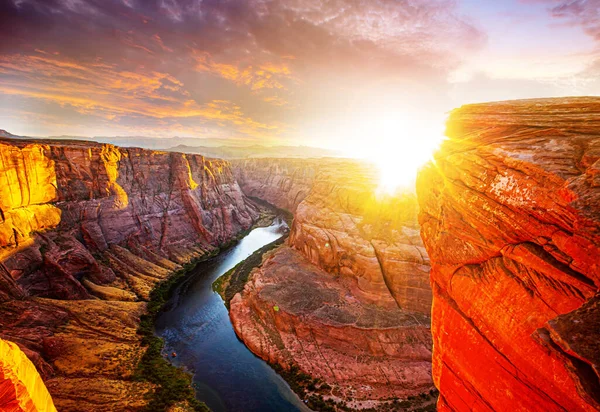 Grand Canyon 'daki Horseshoe Band. Horseshoe 'da gün batımı Grand Canyon Milli Parkı.