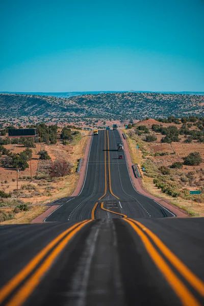 Amerikanische Naturlandschaft mit Asphalt bis zum Horizont. Panoramabild einer malerischen Straße, USA. Endlose Geraden, Route 66. — Stockfoto