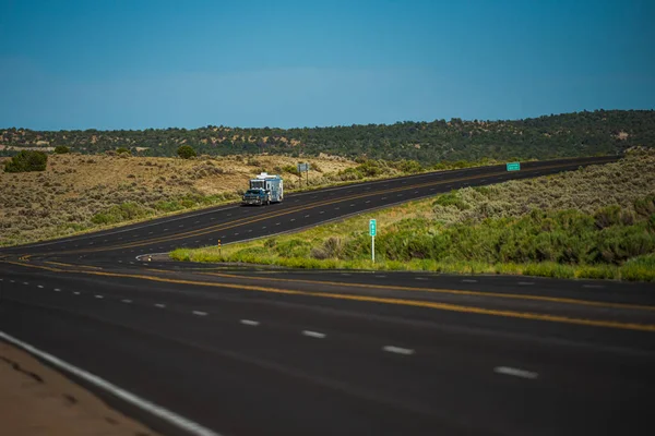 Yaz mevsiminde tarlalar arasında asfalt yol. — Stok fotoğraf