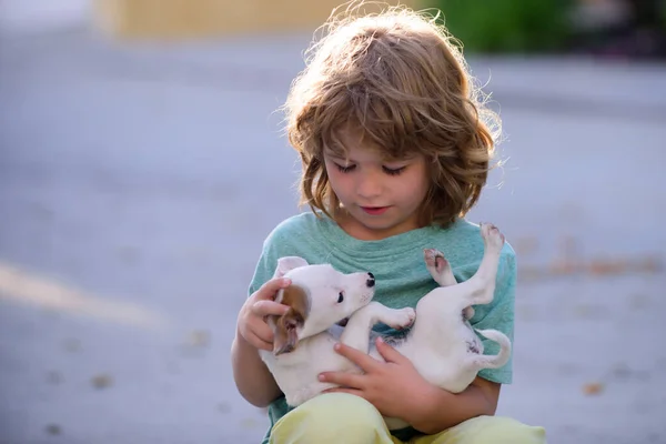 Menino retrato com animal de estimação. Feliz infância. Crianças com cachorros . — Fotografia de Stock