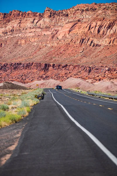 Cesta proti vysokým skalám. Americký road trip. — Stock fotografie